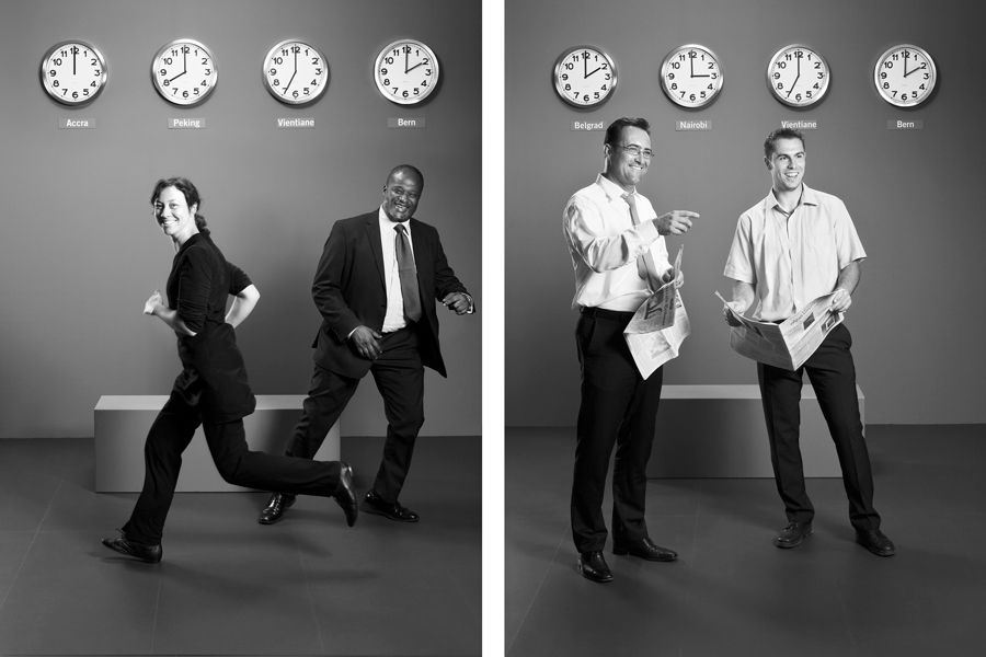 Andreas Greber, Fotograf, Bern. Fotografie, Studiofotografie, Personen Inszenierung, Portraitfotografie, IGE, AnnualReport, Bildthema: Internationale Kooperation, Uhren, Zeitzonen, Weltzeit, Länderzeiten, Schweiz-Ghana, Schweiz-Serbien.. Eidgenössisches Institut für Geistiges Eigentum, Jahresbericht 10/11, Internationale Kooperation
