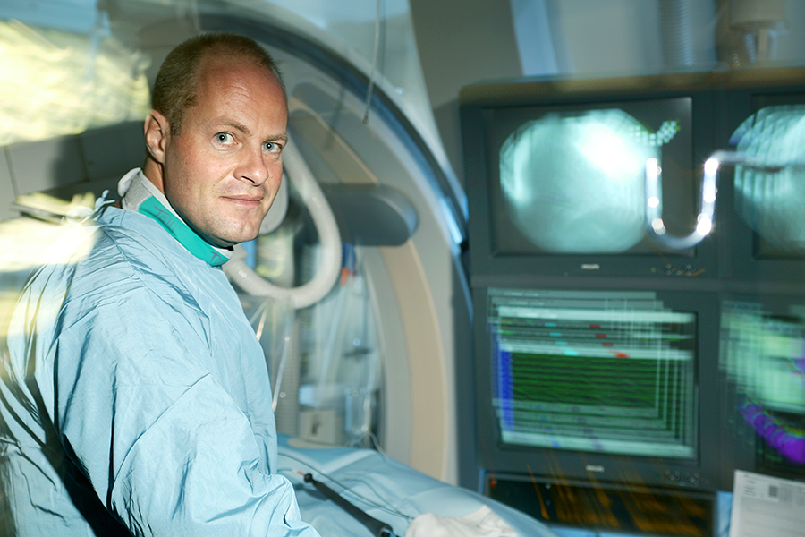 Andreas Greber, Fotograf, Bern. Fotografie, Broschüre, Portrait, Portraitfotografie, Situationsaufnahmen, Wissenschaft, Forschung, Spizenforschung, Freie Forschung, Talentförderung. Universität Bern, Phisiologisches Institut, Medizin, Artzt.. Schweizerischer Nationalfonds, Portrait 2005